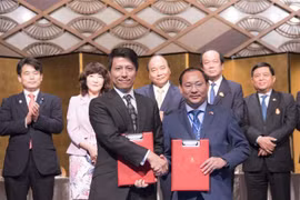 Ông Nguyễn Việt Thung, Phó Chủ tịch TMS Group và ông Kei Kuramochi, Giám đốc Công ty Yaegaki, trao đổi biên bản ghi nhớ tại Hội nghị Xúc tiến Đầu tư Việt Nam-Nhật Bản. (Ảnh: Thành Hữu/TTXVN) 