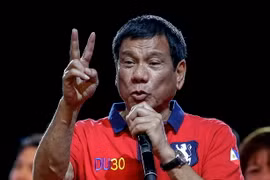 Ứng viên Rodrigo Duterte phát biểu trước những người ủng hộ trong cuộc vận động tranh cử Tổng thống ở Manila ngày 7/5. (Nguồn: EPA/TTXVN)