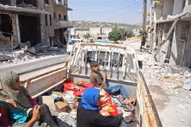 Người dân sơ tán khỏi các khu vực chiến sự ở Idlib, Syria. (Nguồn: AFP/TTXVN) 