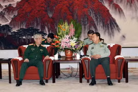 Thượng tướng Nguyễn Chí Vịnh, Ủy viên thường vụ Quân ủy Trung ương, Thứ trưởng Bộ Quốc phòng, đã có cuộc gặp Thượng tướng Phạm Trường Long, Ủy viên Bộ chính trị, Phó Chủ tịch Quân ủy Trung ương Trung Quốc. (Ảnh: Vietnam+)