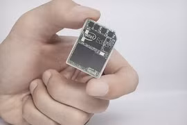Edison có kích cỡ và thiết kế như một chiếc thẻ nhớ SD. (Nguồn: theverge.com)
