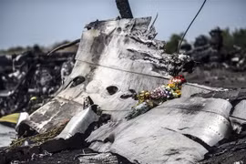 Xác máy bay MH17 của Hãng hàng không Malaysia Airlines bị bắn rơi gần làng Grabove, cách Donetsk, miền Đông Ukraine khoảng 80km, tháng 9/2014. (Nguồn: AFP/TTXVN) 