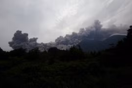 Núi lửa Fuego tại Alotenango, Sacatepequez, Guatemala phun trào ngày 3/6. (Nguồn: EFE/TTXVN)
