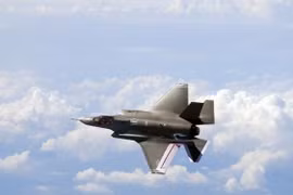 Một máy bay F-35 trong phi đội không kích hỗn hợp. (Nguồn: AFP/TTXVN)