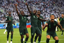 Niềm vui của các cầu thủ Nigeria sau khi ghi bàn vào lưới đối thủ. (Nguồn: THX/TTXVN)