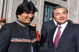 Ngoại trưởng Trung Quốc Vương Nghị (phải) và Tổng thống Bolivia Evo Morales. (Nguồn: erbol.com.bo)