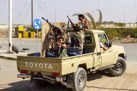 Lực lượng ủng hộ chính phủ Yemen tại khu vực ngoại ô Hodeida ngày 18/11/2018. (Nguồn: AFP/TTXVN) 
