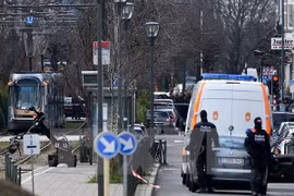 Cảnh sát Bỉ làm nhiệm vụ trong cuộc bố ráp ở Schaerbeek, Brussels ngày 25/3. (Nguồn: AFP/TTXVN)