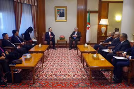 Toàn cảnh Bộ trưởng Bộ Xây dựng Phạm Hồng Hà hội kiến Thủ tướng Algeria Admed Ouyahia. (Ảnh : Tấn Đạt-Quang Trường/TTXVN)