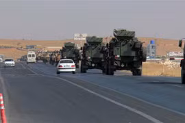Xe quân sự của Thổ Nhĩ Kỳ tiến về tỉnh Akcakale, giáp giới Syria ngày 9/10/2019. (Nguồn: THX/TTXVN) 
