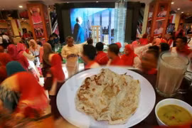 Bữa sáng miễn phí gồm 2 món yêu thích teh tarik, roti canai của người dân địa phương được Thủ tướng Malaysia tài trợ. (Nguồn: Nst.com.my)