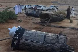Các mảnh vỡ của tên lửa do nhóm phiến quân Houthi phóng từ Yemen bị đánh chặn tại Riyadh, Saudi Arabia ngày 11/4. (Nguồn: Al Arabiya/TTXVN) 