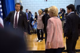 Bà Hillary Clinton (giữa). (Nguồn: The New York Times)