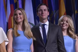 Ông Jared Kushner (giữa) tại lễ mừng chiến thắng của Tổng thống đắc cử Mỹ Donald Trump ở New York ngày 9/11/2016. (Nguồn: AFP/TTXVN)