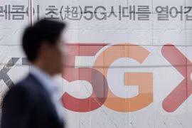 Bảng quảng cáo dịch vụ 5G tại trụ sở của nhà mạng di động SK Telecom ở thủ đô Seoul, Hàn Quốc, ngày 4/4/2019. (Nguồn: Yonhap/TTXVN) 