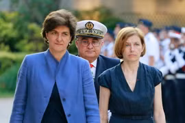Bộ trưởng Quốc phòng Pháp vừa từ nhiệm nhiệm Sylvie Goulard (trái) và Bộ trưởng Quốc phòng mới được bổ nhiệm Florence Parly (phải) tại lễ chuyển giao quyền lực ở Paris ngày 21/6. (Nguồn: AFP/TTXVN)