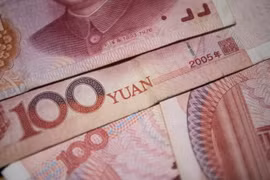 Tiền giấy mệnh giá 100 nhân dân tệ tại thủ đô Bắc Kinh, Trung Quốc ngày 29/9. (Nguồn: AFP/TTXVN)