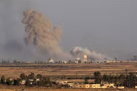 Khói bốc lên sau các cuộc không kích tại miền Nam Syria gần biên giới với Israel. (Nguồn: AFP/TTXVN) 