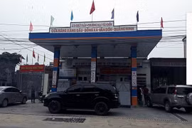 Cửa hàng xăng dầu Đông Xá bị đình chỉ vì để rò rỉ xăng dầu ra các giếng nước của các hộ dân. (Ảnh: Nguyễn Hoàng/TTXVN)