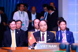 Thủ tướng Nguyễn Xuân Phúc tham dự Phiên toàn thể Hội nghị Cấp cao ASEAN lần thứ 30. (Ảnh: Thống Nhất/TTXVN)