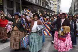Người dân tham gia biểu tình ủng hộ cựu Tổng thống Evo Morales tại La Paz, Bolivia, ngày 13/11/2019. (Nguồn: AFP/ TTXVN) 