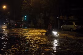 Tuyến đường 26, quận 6, Thành phố Hồ Chí Minh ngập úng bởi mưa và nước triều cường. (Ảnh: Hoàng Hải/TTXVN)