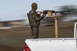 Tay súng thuộc lực lượng Các đơn vị Bảo vệ Nhân dân người Kurd (YPG) tuần tra tại thị trấn al-Malikiyah, Đông Bắc Syria ngày 3/11/2019. (Nguồn: AFP/TTXVN) 