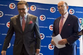 Bộ trưởng Kinh tế Mexico, Ildefonso Guajardo (trái) và Bộ trưởng Thương mại Mỹ Wilbur Ross (phải) rời cuộc họp báo về NAFTA ở Washington, DC ngày 6/6. (Nguồn: AFP/TTXVN)