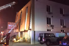 Hỏa hoạn xảy ra lúc sáng sớm tại tòa chung cư 3 tầng Alpine Motel. (Nguồn: CNN) 