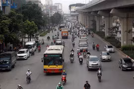Sẽ có khoảng 30 tuyến xe buýt được tổ chức lại để tăng cường kết nối với 12 nhà ga của tuyến đường sắt Cát Linh-Hà Đông. (Ảnh: Huy Hùng/TTXVN) 