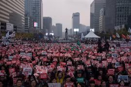Biểu tình tại Seoul ngày 5/11, đòi Tổng thống Park Geun-Hye từ chức. (Nguồn: AFP/TTXVN)