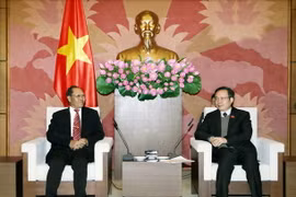 Phó Chủ tịch Quốc hội Phùng Quốc Hiển tiếp Chủ nhiệm Ủy ban Kinh tế, Công nghệ và Môi trường của Quốc hội Lào Bounpone Sisoulath. (Ảnh: Nguyễn Dân/TTXVN)