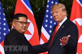 Tổng thống Mỹ Donald Trump (phải) và nhà lãnh đạo Triều Tiên Kim Jong-un tại hội nghị thượng đỉnh ở Singapore ngày 12/6/2018. (Ảnh: AFP/TTXVN) 