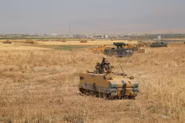 Binh sỹ Thổ Nhĩ Kỳ tuần tra tại khu vực cửa khẩu biên giới Habur giữa Thổ Nhĩ Kỳ và Iraq ngày 18/9. (Nguồn: AFP/TTXVN)