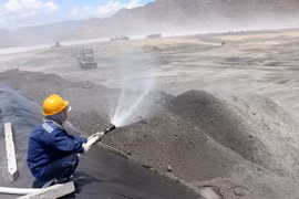 Bãi xỉ tại Nhà máy nhiệt điện Vĩnh Tân 2. (Ảnh: Nguyễn Thanh/TTXVN)