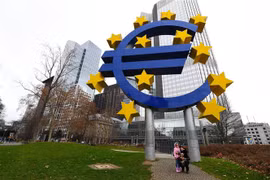 Biểu tượng đồng euro tại Frankfurt, Đức. (Nguồn: THX/TTXVN) 