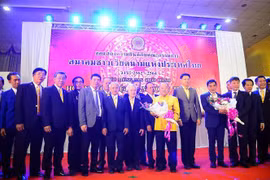 Tỉnh trưởng Nakhon Phanom, ông Siam Sirimongkol và Đại sứ Việt Nam tại Thái Lan Nguyễn Hải Bằng chụp ảnh lưu niệm với Ban chấp hành mới. (Ảnh: Ngọc Quang/TTXVN) 