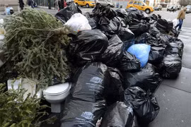 Những túi rác thải trên một đường phố ở New York, Mỹ. (Nguồn: AFP/TTXVN) 