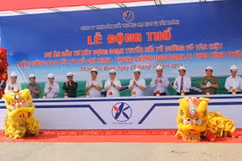 Các đại biểu tham dự lễ khởi công. (Ảnh: Trần Xuân Tình/Vietnam+)