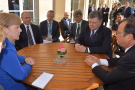 Thủ tướng Đức Angela Merkel, Tổng thống Nga Vladimir Putin, Tổng thống Ukraine Petro Porochenko và Tổng thống Pháp Francois Hollande tại bàn đàm phán ở Paris ngày 3/10. (Nguồn: AFP/TTXVN)