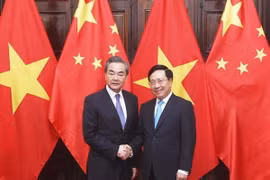 Phó Thủ tướng, Bộ trưởng Bộ Ngoại giao Phạm Bình Minh và Ủy viên Quốc vụ, Bộ trưởng Bộ Ngoại giao Trung Quốc Vương Nghị. (Ảnh: Lâm Khánh/TTXVN) 
