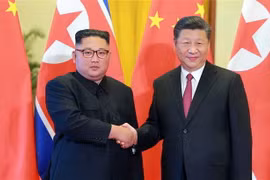 Chủ tịch Trung Quốc Tập Cận Bình hội đàm với Nhà lãnh đạo Triều Tiên Kim Jong-un (trái) trong chuyến thăm Bắc Kinh (Trung Quốc) ngày 19/6. (Nguồn: AFP/TTXVN) 