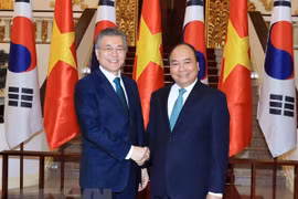 Thủ tướng Nguyễn Xuân Phúc và Tổng thống Hàn Quốc Moon Jae-in. (Ảnh: Thống Nhất/TTXVN) 