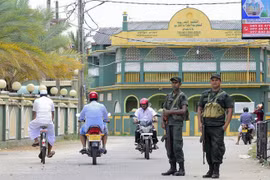 Cảnh sát Sri Lanka gác bên ngoài một nhà thờ Hồi giáo ở Kattankudy. (Nguồn: AFP/TTXVN) 