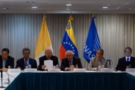 Đại diện của các bên tại vòng đối thoại ở Caracas ngày 11/11. (Nguồn: AFP/TTXVN)