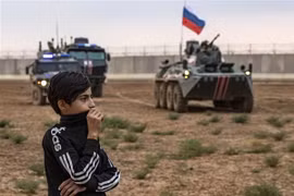Binh sỹ Nga tham gia tuần tra chung với binh sỹ Thổ Nhĩ Kỳ tại Hasakeh, Syria. (Nguồn: AFP/TTXVN) 
