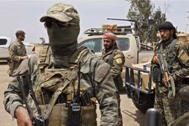 Các thành viên SDF trong chiến dịch chống IS gần Abu Kamal, tỉnh Deir Ezzor, miền Đông Syria ngày 1/5/2018. (Ảnh: AFP/ TTXVN) 