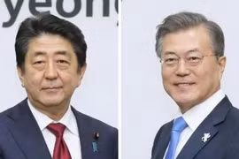 Thủ tướng Nhật Bản Shinzo Abe (trái) và Tổng thống Hàn Quốc Moon Jae-in (phải). (Nguồn: Kyodo/TTXVN)