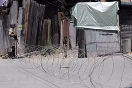 Hàng rào dây thép gai ở khu vực biên giới Ấn Độ-Pakistan. (Nguồn: EPA/TTXVN)