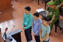 Các bị cáo tại phiên tòa vào sáng 23/5. (Ảnh: Thanh Hải/TTXVN)